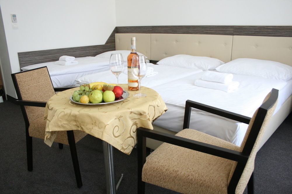 Hotel Malta Κάρλοβι Βάρι Εξωτερικό φωτογραφία